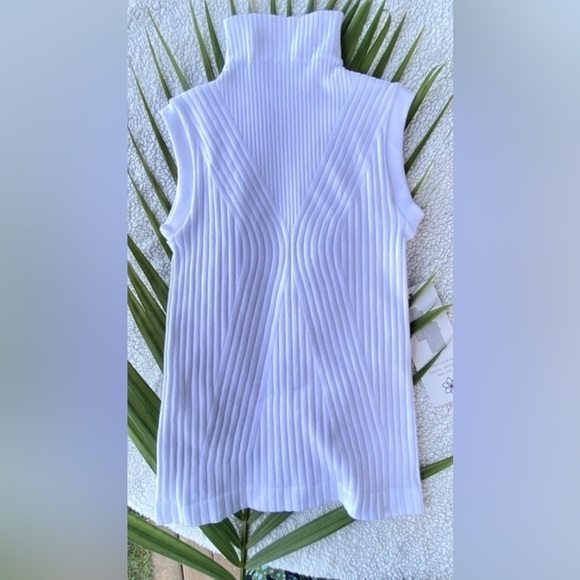 NWT this yoga ribbed top is pure WHITE it just photoed poorly - Picture 1 of 5